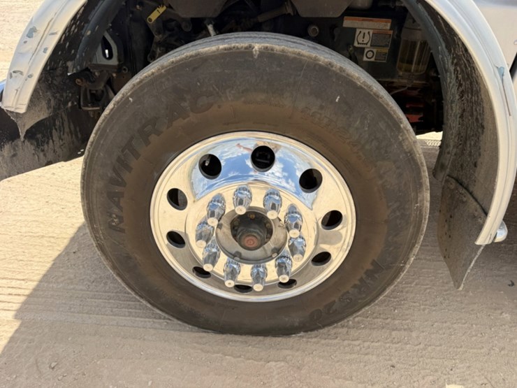 2019-peterbilt-389-image-14