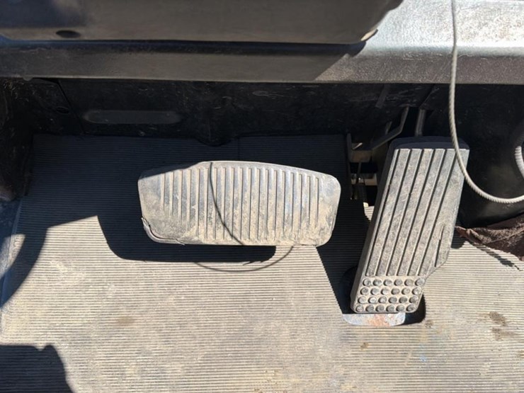 #1355-•-2004-yale-glc040-forklift-image-17