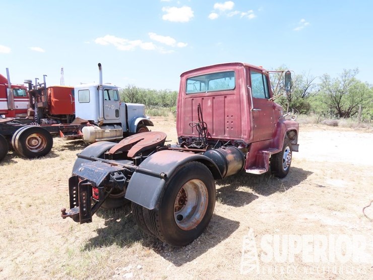 1973-ford-tractor-image-4