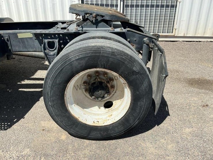 2000-international-8100-image-8