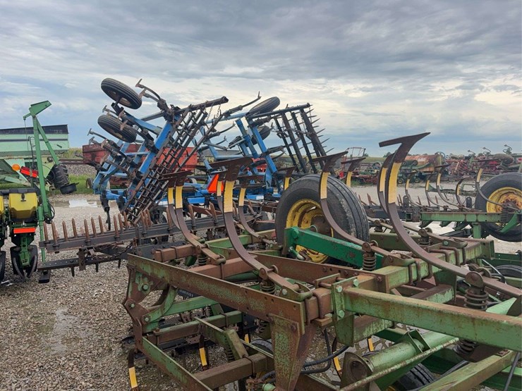 john-deere-field-cultivator,-c-shank,-5-bar-harrow,-25ft-image-6