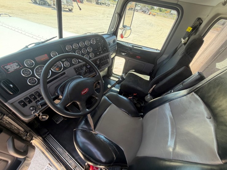 2020-peterbilt-389-image-10