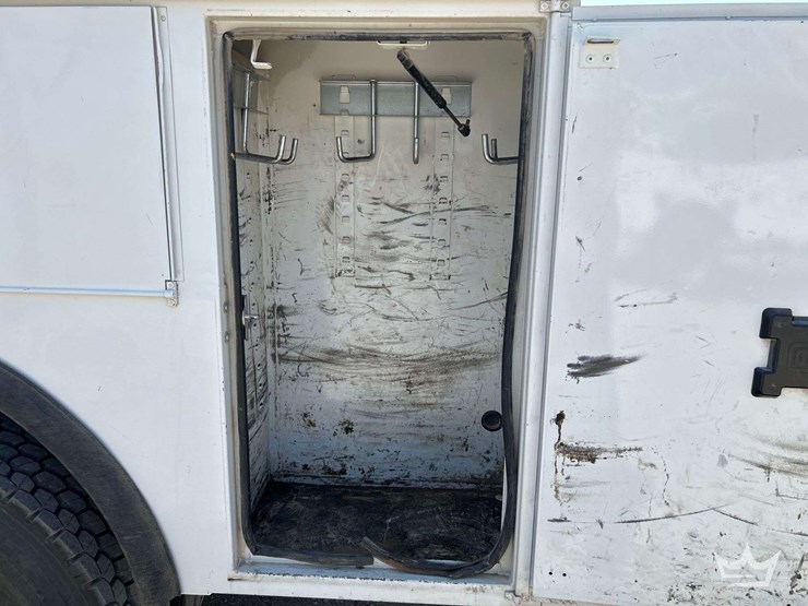 2019-freightliner-m2-106-image-27