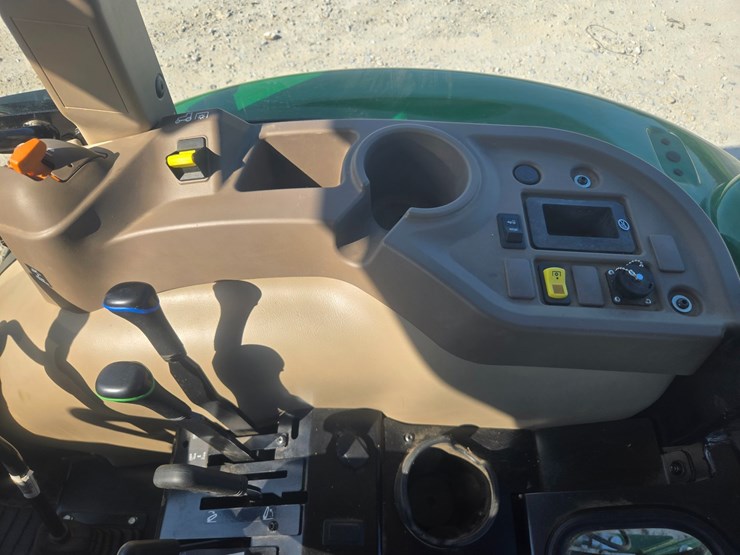 2024-john-deere-5075e-image-34