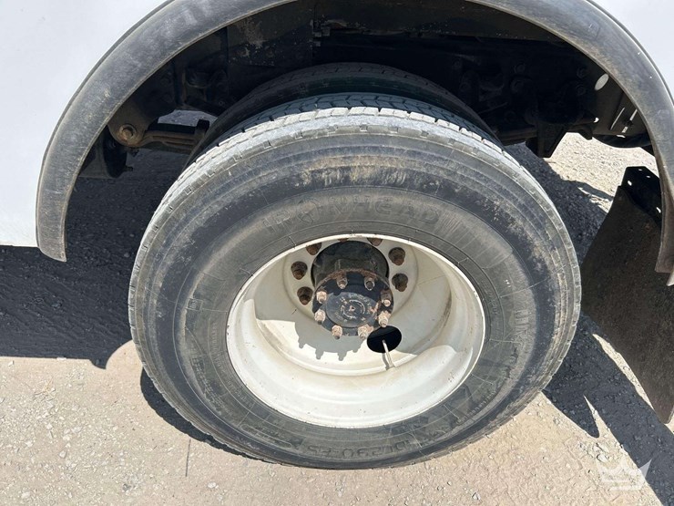 2019-freightliner-m2-106-image-38