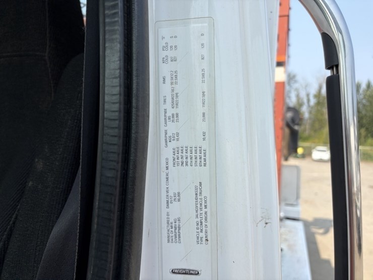 2018-freightliner-108sd-image-9