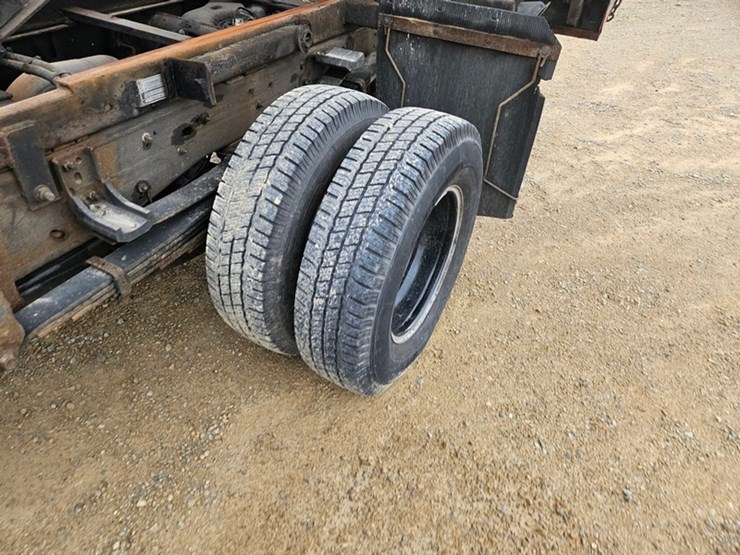 2016-chevrolet-3500-image-28
