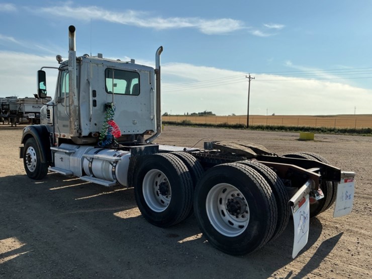 2015-freightliner-coronado-122-sd-image-7