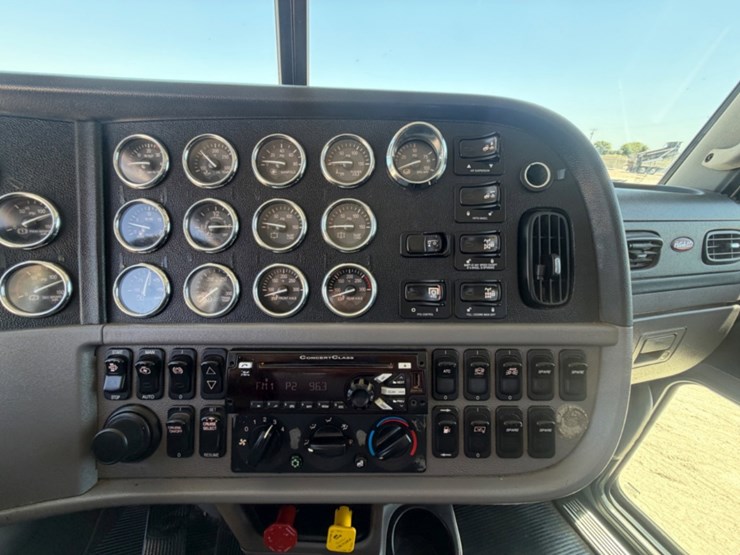2020-peterbilt-389-image-12