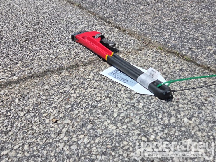 unused-24"-pipe-wrench-image-2