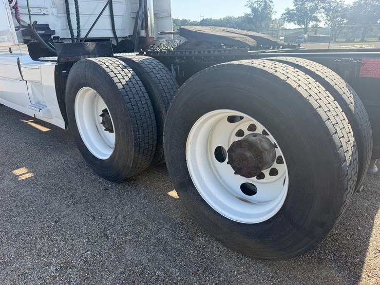 #16234-•-2018-volvo-vnl64t670apu-image-6
