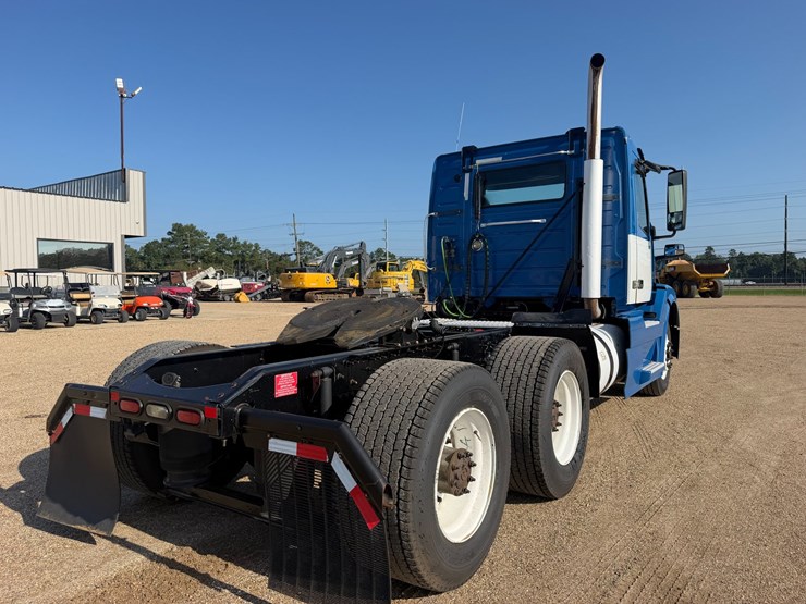 2016-volvo-vnl64t300-image-4