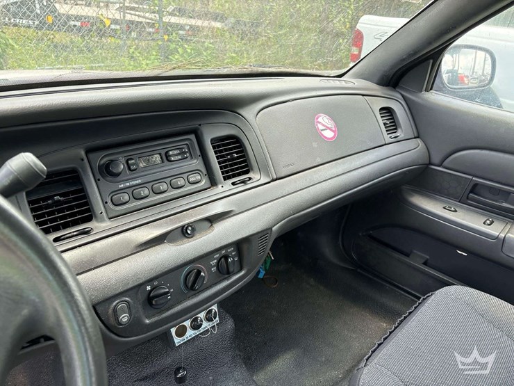 2003-ford-crown-victoria-sedan-image-15