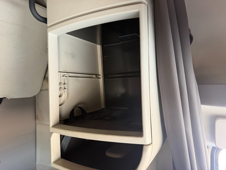 #16234-•-2018-volvo-vnl64t670apu-image-13