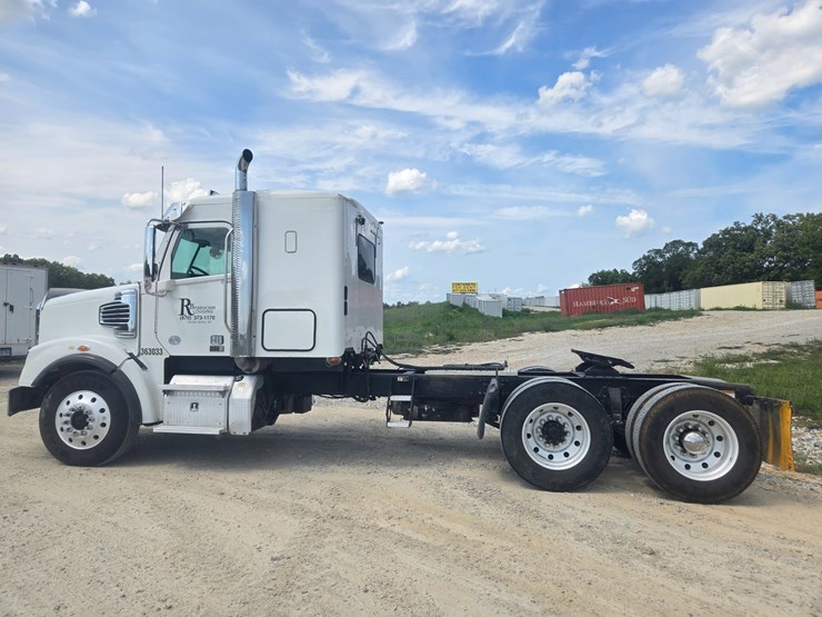 2017-freightliner-122sd-image-8