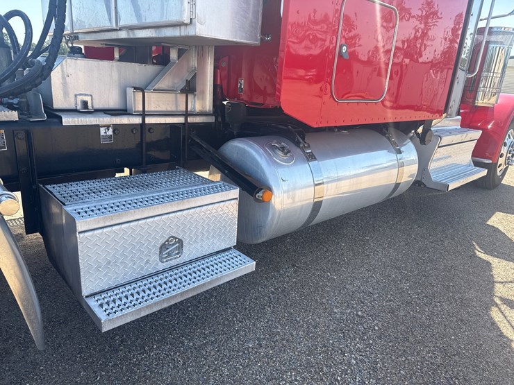 2021-peterbilt-389-image-10
