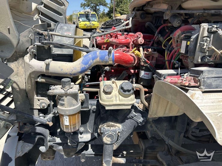 2019-freightliner-m2-106-image-7