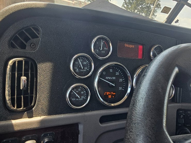 2015-peterbilt-386-image-56