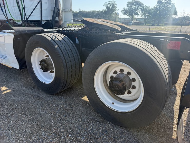 2016-volvo-vnl64t670-image-6