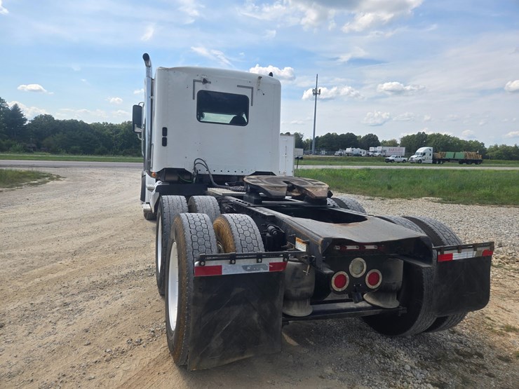 2017-freightliner-122sd-image-13