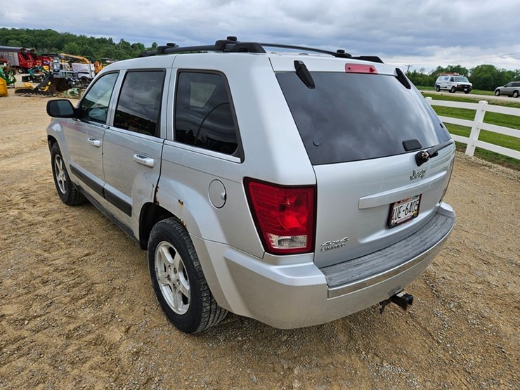 #60-•-2007-jeep-sport-utility-sedan-image-3