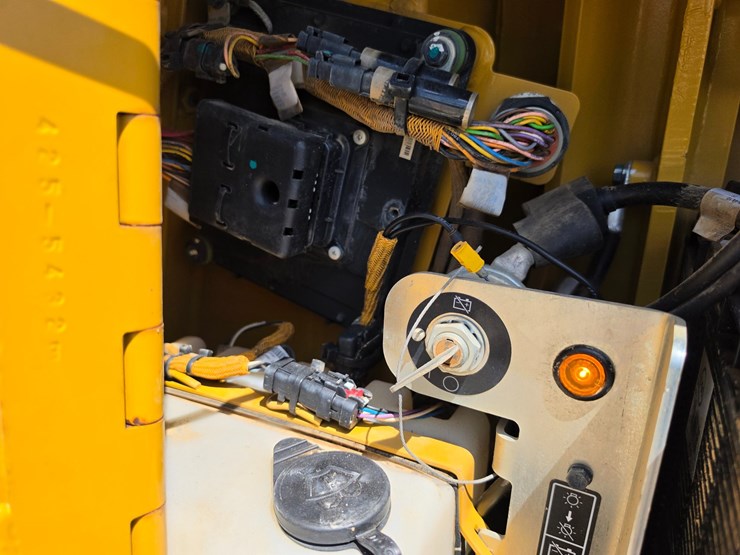2016-caterpillar-d6k2-lgp-image-97