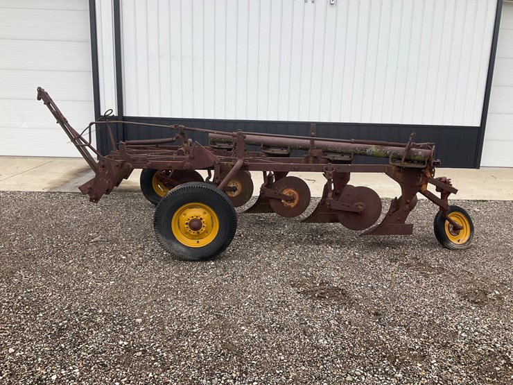 #5312-•-4-bottom-pull-type-moldboard-plow-image-1