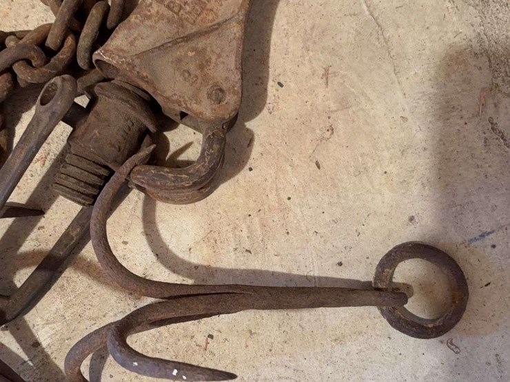 hooks-and-chain-image-3
