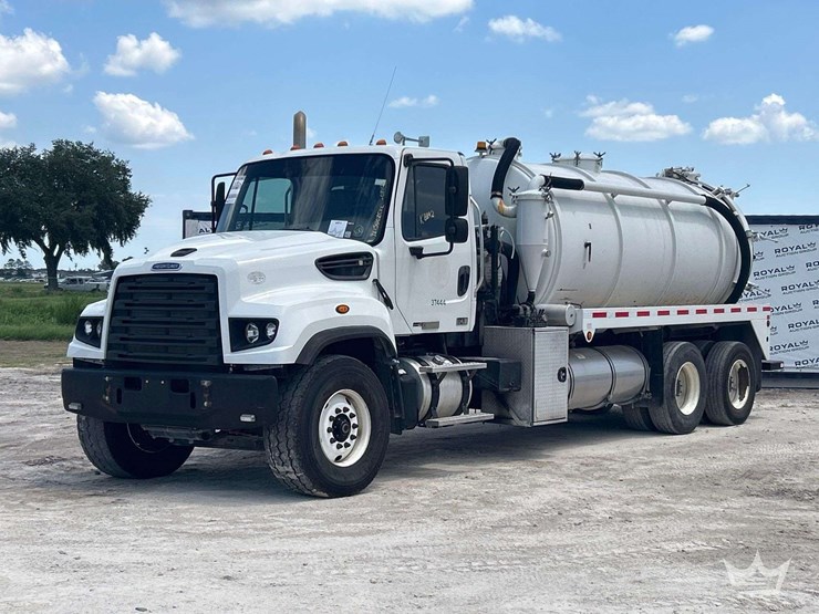 2015-freightliner-114sd-image-1