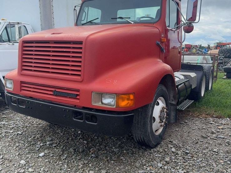 1995-international-8200-image-1