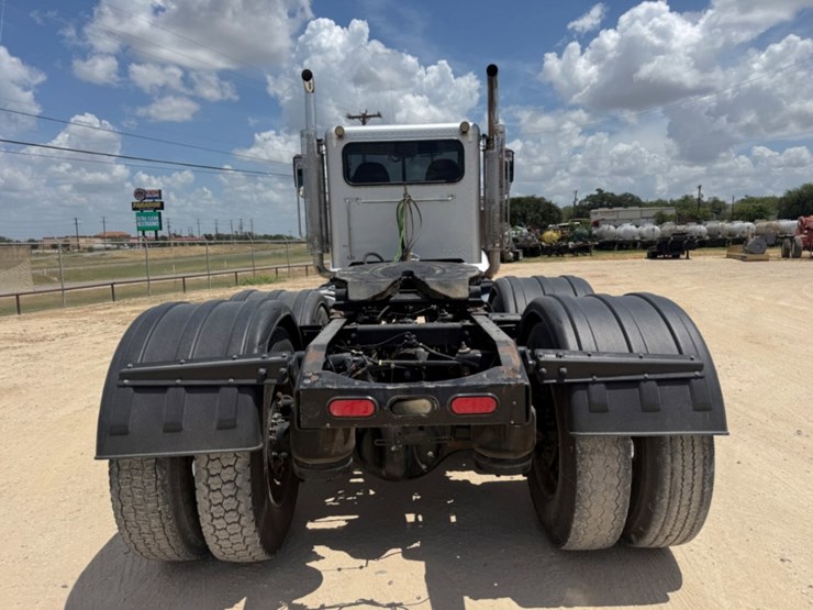 2019-peterbilt-389-image-6