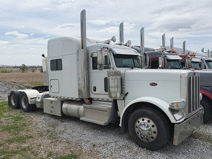 2019-peterbilt-389-image-1