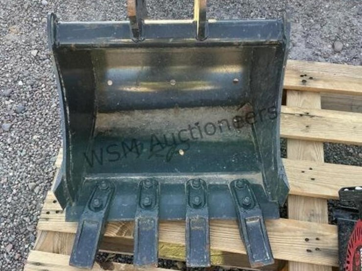 gas-powered-water-pump-&-bobcat-bucket-image-4