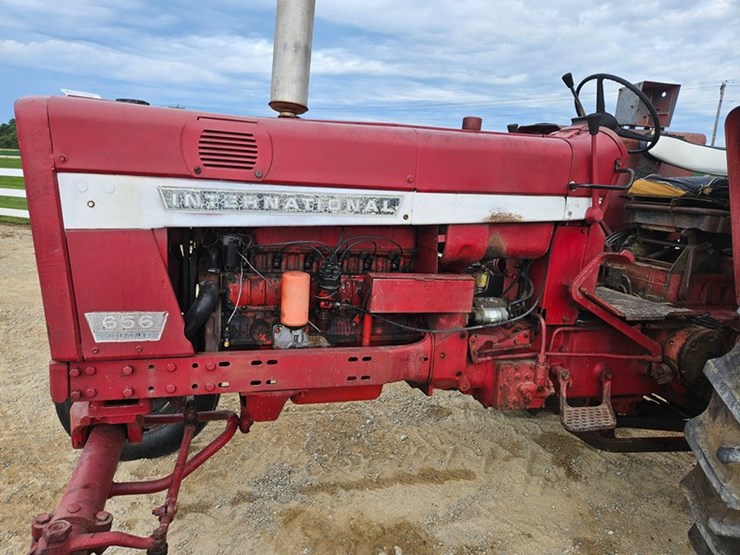 #53-•-interantional-656-farmall-tractor-image-10