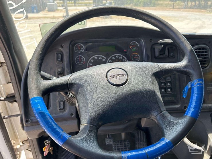 2020-freightliner-m2-106-image-13