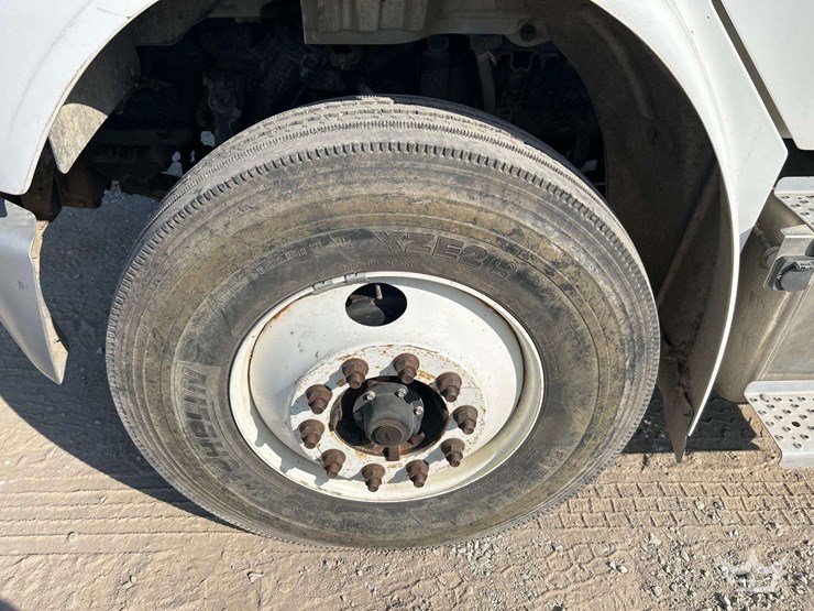 2018-freightliner-m2-106-image-42
