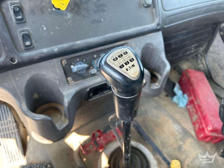 2015-freightliner-114sd-image-17