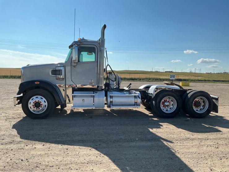 2015-freightliner-coronado-122-sd-image-8