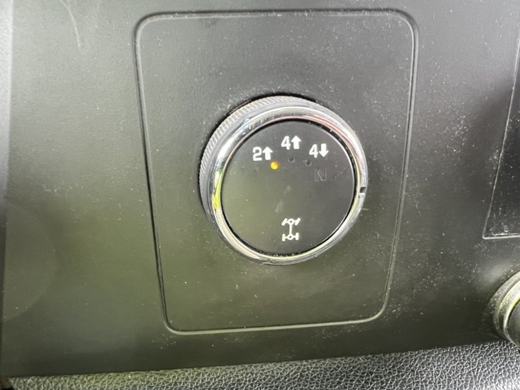 2014-chevrolet-silverado-3500-image-38