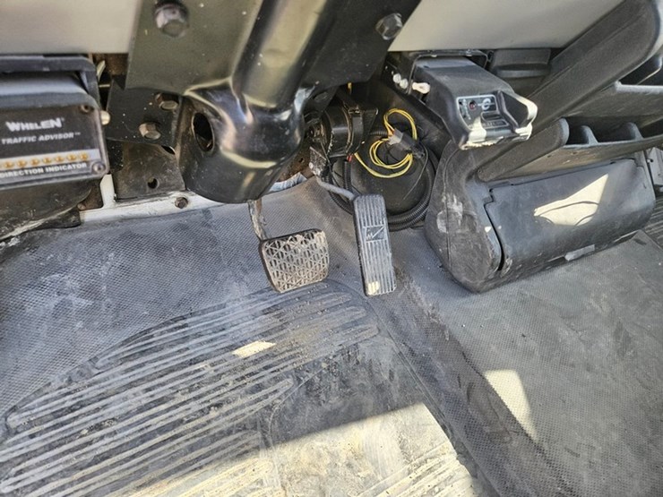 2002-freightliner-fl80-image-54