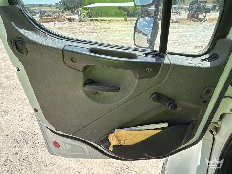 2019-freightliner-m2-106-image-10