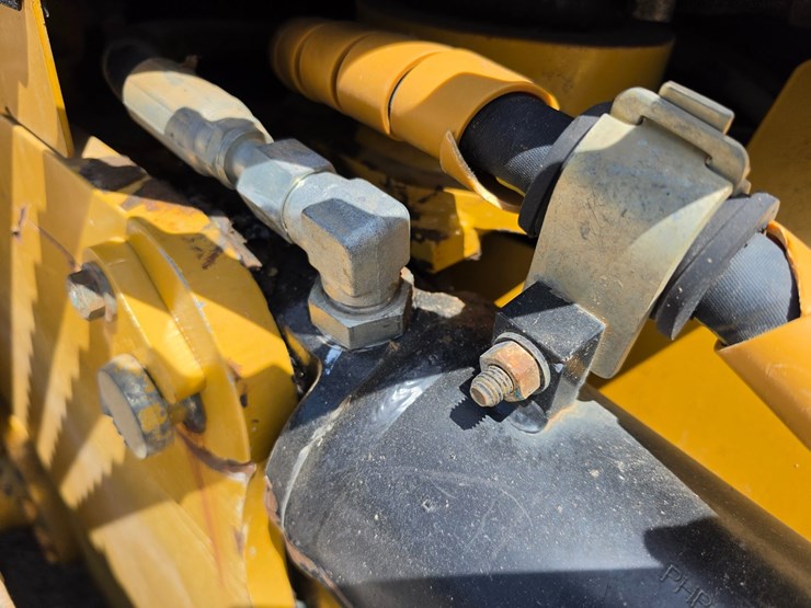 2016-caterpillar-d6k2-lgp-image-91