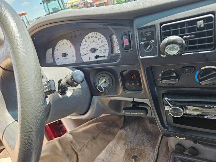 #25-•-2002-toyota-4x4-pickup-truck-image-33