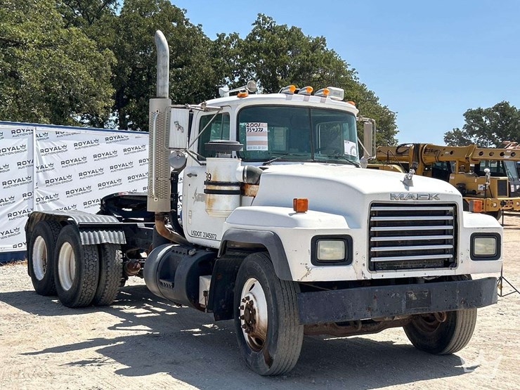 2001-mack-rd690s-image-2
