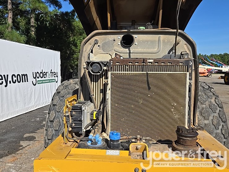 2020-caterpillar-cs56b-image-24