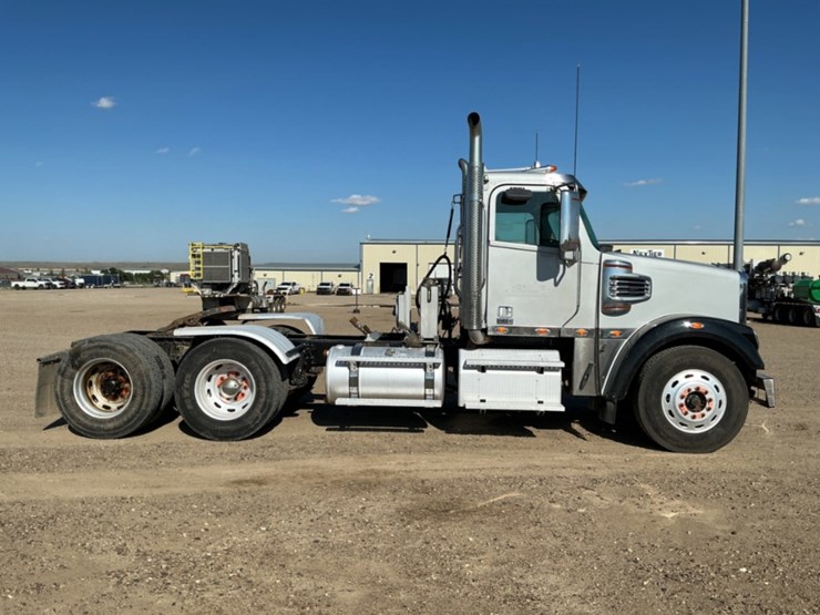 2015-freightliner-coronado-122-sd-image-4