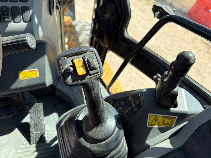 2021-caterpillar-420f2-it-image-15