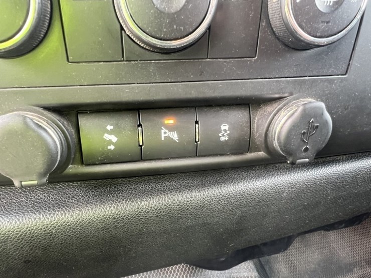 2014-chevrolet-silverado-3500-image-42