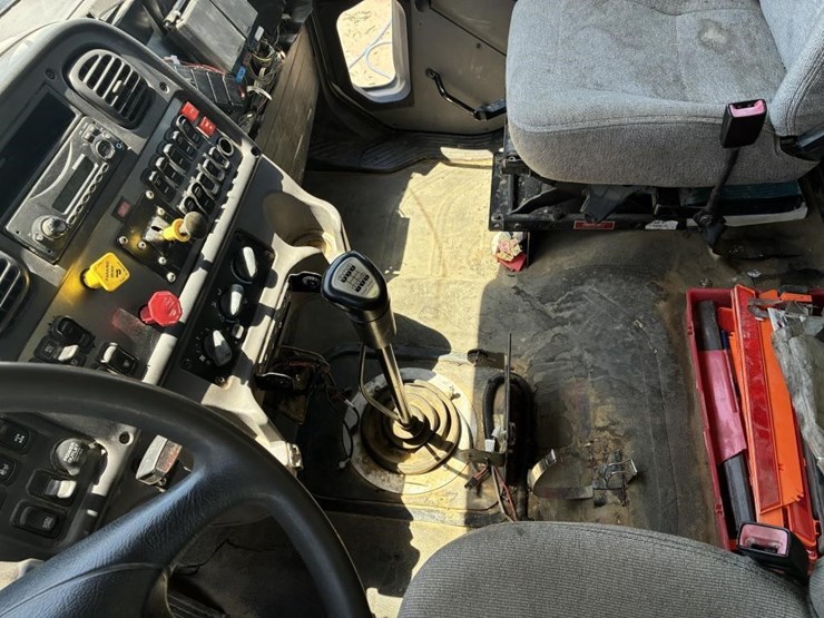 2013-freightliner-114sd-image-27