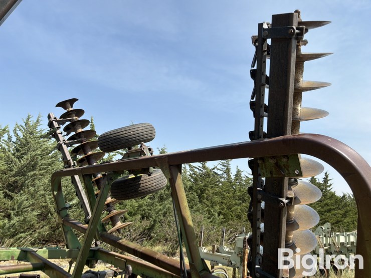 john-deere-335-image-16